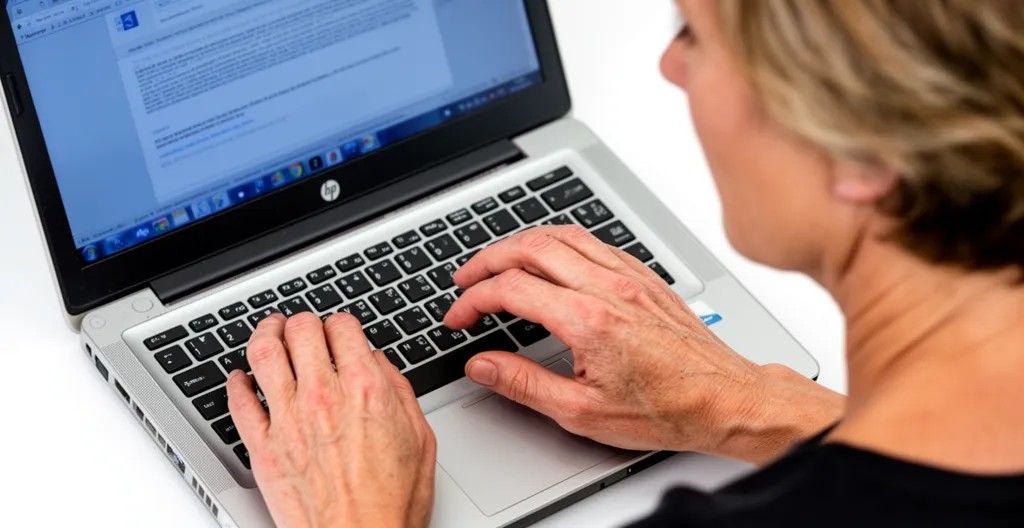 Professionnelle concentrée rédigeant un procès-verbal sur ordinateur